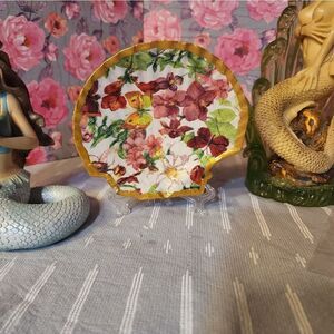 DECOUPAGE FLOWERS ON A SCALLOPED SHELL